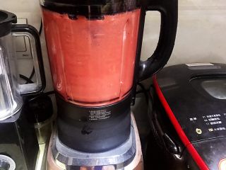 1、草莓慕斯抹茶蛋糕8寸,镜面草莓和慕斯草莓共300克加入若干细砂糖或者糖浆，用破壁机或料理机打成细腻果汁。（细砂糖根据自己买的草莓甜酸度添加到适合自己的甜酸度就可以，这个没有比例，自己添加搅拌好后试下味道，这个步骤的砂糖或者糖浆可以再放草莓慕斯液时候添加也可以）