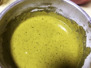 3、草莓慕斯抹茶蛋糕8寸,5只蛋白蛋黄分离后，只蛋黄打散加入砂糖搅拌均匀，再加入牛奶，玉米油搅拌均匀，最后筛入低粉，手动打蛋器以z形划均蛋黄湖即可，千万不要打发。（详细制作抹茶戚风蛋糕在我菜谱有，搜索抹茶戚风蛋糕即查看到）