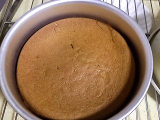 7、草莓慕斯抹茶蛋糕8寸,晾凉抹茶蛋糕胚期间可以制作慕斯糊。我用是吉利丁粉，吉利丁片也可以，吉利丁粉倒到牛奶中，搅拌均匀一下。