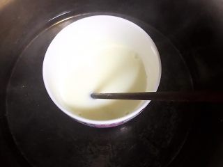 9、草莓慕斯抹茶蛋糕8寸,隔水加热至吉利丁粉完全融化和牛奶混合后。