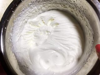 11、草莓慕斯抹茶蛋糕8寸,打发淡奶油到6-7分，可以微微流动状态，不要完全打发到裱花那种硬性状态。