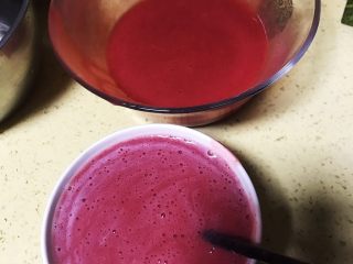 10、草莓慕斯抹茶蛋糕8寸,草莓汁倒一大半到吉利丁牛奶糊中，约250ml，（如一开始打草莓汁时候没有添加细砂糖或者糖浆，也可以在这步骤加入。加入若干细砂糖，用筷子或者搅拌器把草莓汁和牛奶糊搅拌均匀。细砂糖根据自己买的草莓甜酸度添加到适合自己的甜酸度就可以，这个没有比例，自己添加后试一下味道）