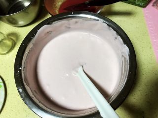 13、草莓慕斯抹茶蛋糕8寸,用刮刀轻轻翻拌均匀，翻拌不要搅拌，好似炒菜那样翻拌，翻拌成浓浓而且稠稠的草莓牛奶慕斯液。