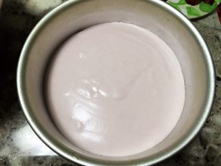 16、草莓慕斯抹茶蛋糕8寸,然后把草莓慕斯液倒到模具，盖住第一片蛋糕。