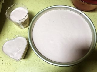 20、草莓慕斯抹茶蛋糕8寸,倒好后的全家福，放到冰箱冷藏10-15分钟。