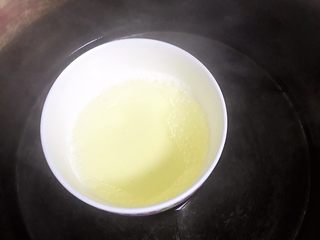 21、草莓慕斯抹茶蛋糕8寸,冷藏期间可以制作镜面，因为吉利丁粉用完，用吉利丁片代替，吉利丁片用冷开水泡软，泡软后挤走水分，加入饮用水开隔水加热煮至融化。