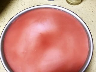 23、草莓慕斯抹茶蛋糕8寸,冰箱取出冷藏过后10-15分钟的慕斯蛋糕，要轻轻倒入草莓吉利丁汁到慕斯上面，避免大力冲破没凝固的慕斯液