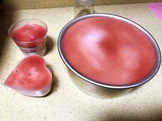 25、草莓慕斯抹茶蛋糕8寸,倒好后全部拿到冰箱冷藏12小时，待慕斯凝固好，最好冷藏一天。