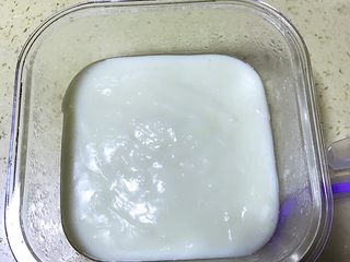 26、草莓慕斯抹茶蛋糕8寸,然后我们制作椰奶小方装饰，制作的椰奶小方份量是，玻璃碗搽点玉米油，然后玉米淀粉30克，椰浆50克，牛奶200克，砂糖若干，炼乳小许，全部搅拌均匀加入不粘锅中小火不停搅拌煮至糊状，倒至玻璃碗冷藏一晚。