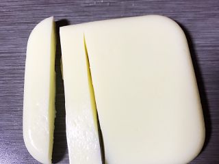 27、草莓慕斯抹茶蛋糕8寸,第二天起来把椰奶小方倒扣出来，用刀切小块，然后滚上椰蓉。（椰奶小方详细步骤我迟点写菜谱，会比85度c面包店的好吃）