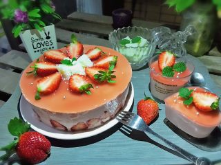 29、草莓慕斯抹茶蛋糕8寸,最后装饰一下草莓，放些椰奶小方和糖珠装饰一下。