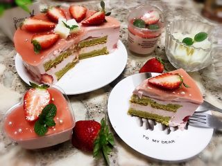 30、草莓慕斯抹茶蛋糕8寸,切件后看到里面抹茶和慕斯的夹心