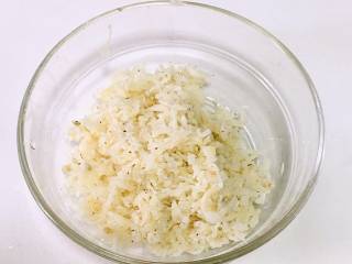 2、银鱼蔬菜蛋肠,2.泡软的小银鱼剁成末。