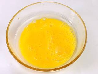 3、银鱼蔬菜蛋肠,鸡蛋打散