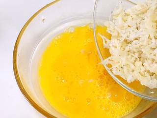 4、银鱼蔬菜蛋肠,倒入银鱼。