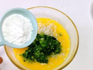 5、银鱼蔬菜蛋肠,倒入淀粉。