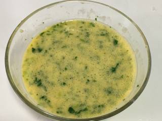 6、银鱼蔬菜蛋肠,搅拌均匀。满周岁宝宝吃可加少许盐调味。