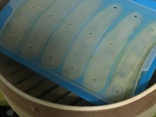 7、银鱼蔬菜蛋肠,将蛋糊舀入模具里。