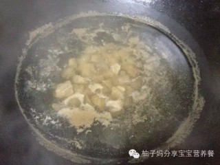 2、牛肉泥 宝宝辅食,增强免疫力,去除牛肉白色腱膜,买的时候不要买筋膜多的牛肉。牛肉切成丁,放入清水煮(可放葱姜,也可不放),把漂浮的浮沫去掉。