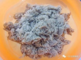 3、牛肉泥 宝宝辅食,增强免疫力,取出要吃的分量,柚妈图片上的牛肉泥,不是特别细腻,带着丝丝纤维但也不大,这样的牛肉泥适合8个月以上的宝宝吃。