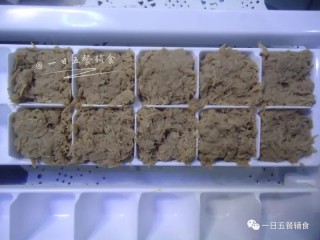 4、牛肉泥 宝宝辅食,增强免疫力,多余的放入辅食盒。