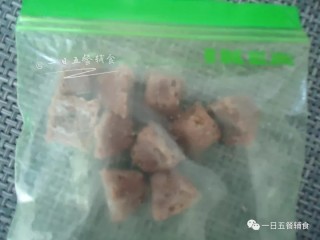 5、牛肉泥 宝宝辅食,增强免疫力,冷冻成型后脱模装保鲜袋冷冻保存。之所以用辅食盒,就在于冰冻成一小个一小个,下次食用的时候,只要取个一个或两个即可,避免全部都加热。还有妈妈问,要买多少个辅食盒,冷藏辅食盒一套+冷冻的辅食盒1-2个就够了,辅食泥冷冻4小时以上就可以一块块取下来,放保鲜袋中,接下来可以再做新的泥放辅食盒中,循环利用。
