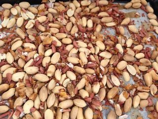 2、雪花酥,烤熟的花生冷却后去皮