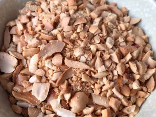 3、雪花酥,放进保鲜袋用擀面杖敲碎