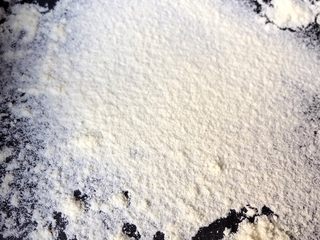 7、雪花酥,烤盘里先筛入一些奶粉作为雪花❄️