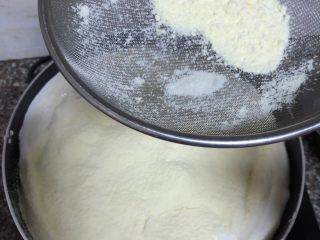 11、雪花酥,筛入奶粉，不停的搅拌
