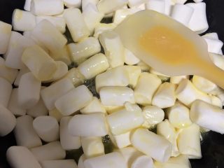 9、雪花酥,加入棉花糖翻炒，全程小火