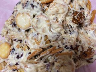 16、雪花酥,盛出放在油纸上整形