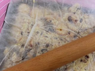 17、雪花酥,放进烤盘，用擀面杖压平