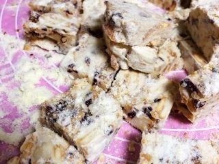 20、雪花酥,切面再筛些奶粉