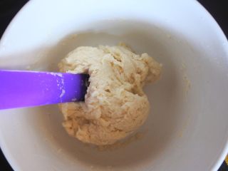 2、????豌豆荚小馒头????,用筷子搅拌成团。