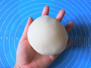 3、????豌豆荚小馒头????,揉成三光面团。