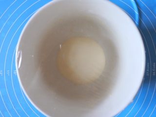 4、????豌豆荚小馒头????,密封等待发酵。