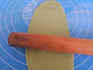 6、????豌豆荚小馒头????,将面团一分为二,然后其中一个和3.5克的麦草粉均匀混合,再擀成薄片 。