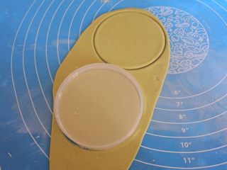 7、????豌豆荚小馒头????,我在家里随便找了一个圆形的盖子当模具。