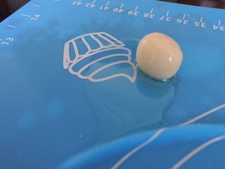 11、????豌豆荚小馒头????,在油上面稍滚一下,这个步骤不能省喔,因为这样为了防止后面三颗豆子粘连。