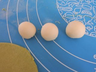 10、????豌豆荚小馒头????,然后白色面团排气再揉光滑,揪出一块小面团,再分成三颗比玻璃弹珠小一点点的圆球。