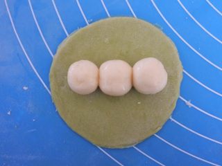 12、????豌豆荚小馒头????,然后整齐排到半月上面。