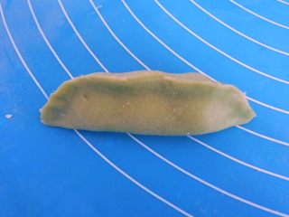 13、????豌豆荚小馒头????,上下对折,收口捏紧。