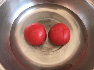 1、Q弹番茄糕,西红柿用刀切十字口放入热水中烫一下