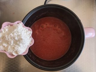 6、Q弹番茄糕,冰糖融化后加入淀粉，不停的搅拌