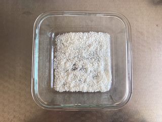 8、Q弹番茄糕,容器中撒上适量的椰蓉