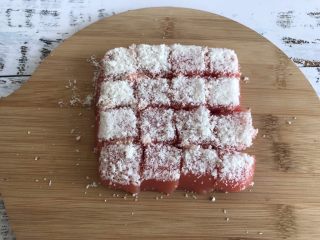 10、Q弹番茄糕,冷藏好后切成小块儿