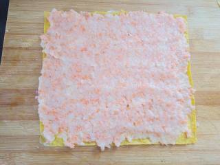 10、磷虾蛋卷,将胡萝卜虾泥平铺在蛋皮上