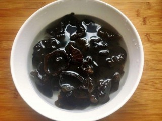 1、白萝卜鸡肉卷,黑木耳泡发