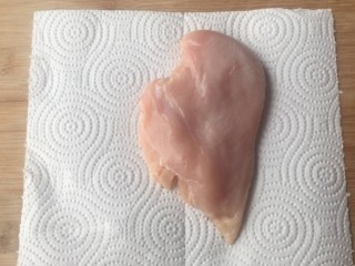 2、白萝卜鸡肉卷,鸡胸肉洗净，用厨房纸吸除多余水分